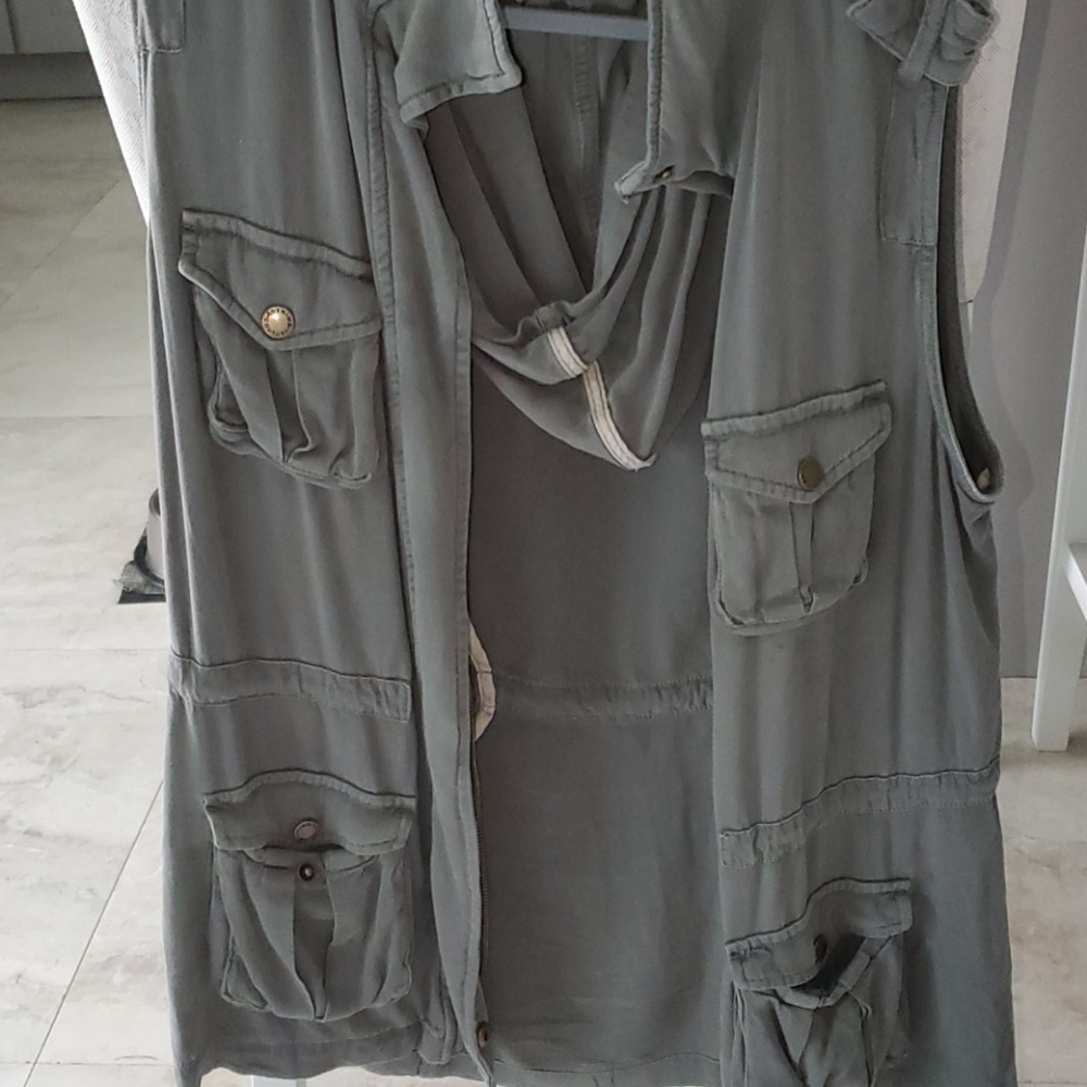 Feild Vest Hooded
